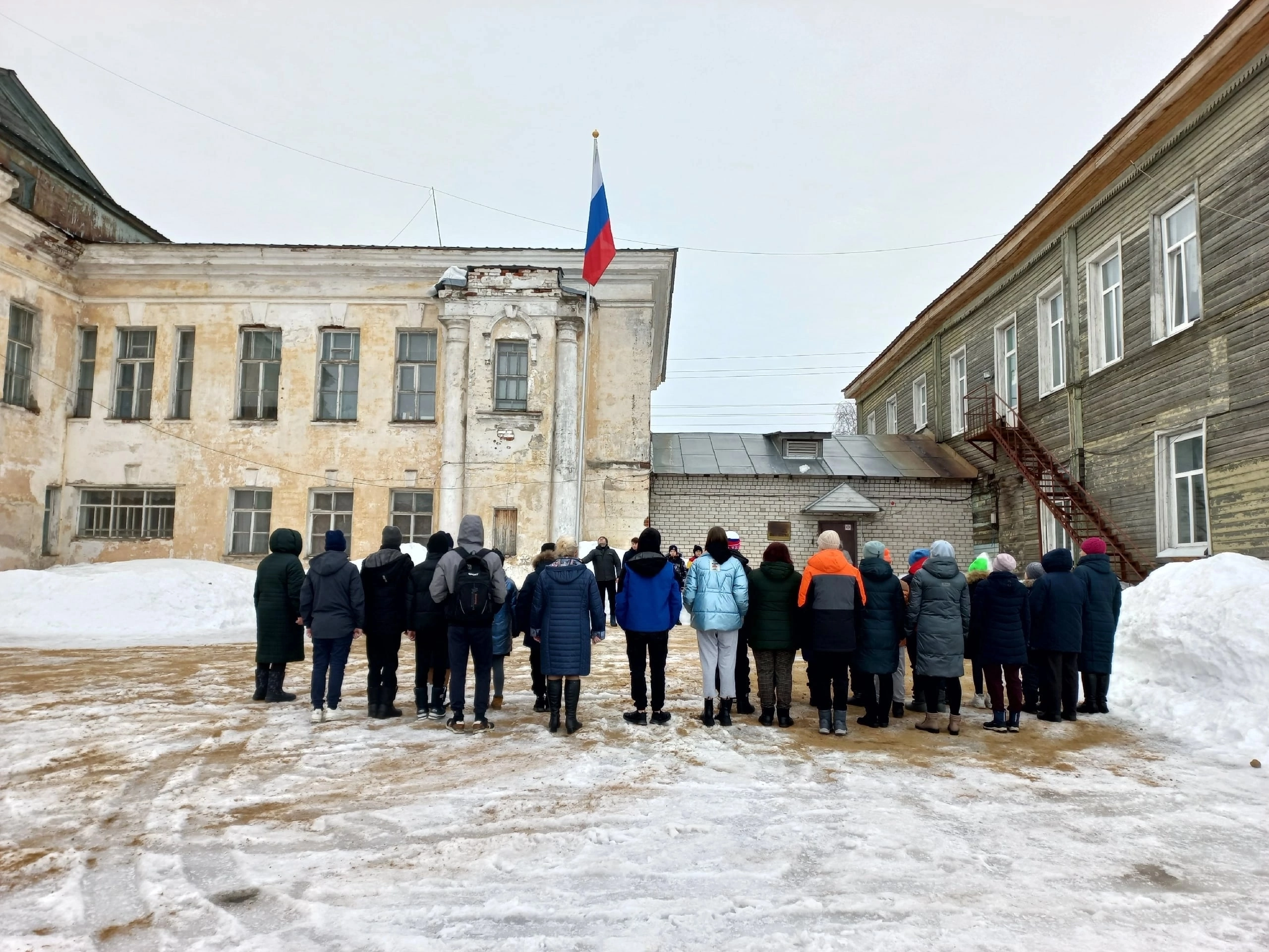 Поднятие государственного флага РФ под гимн.